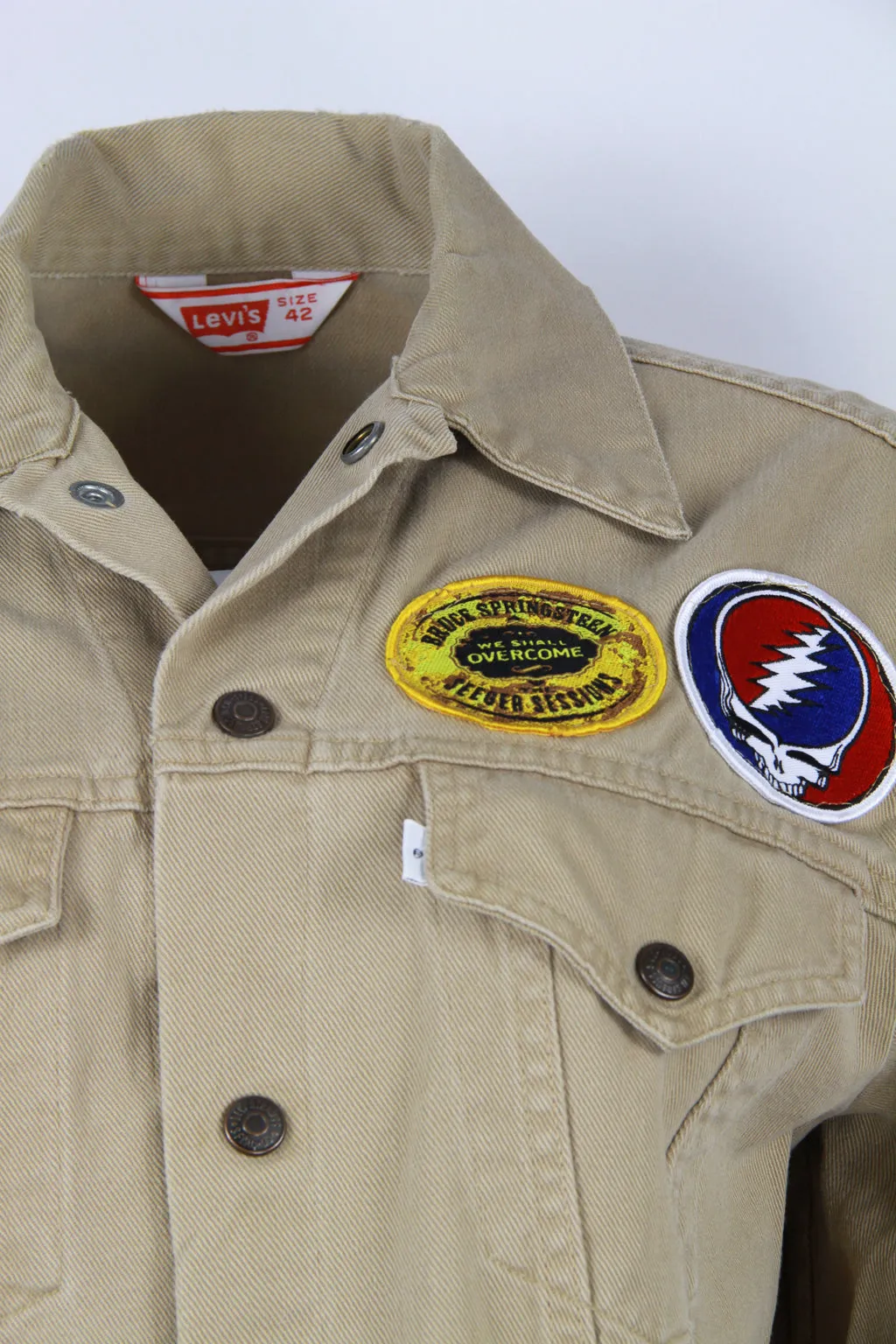 Vintage 70s Beige Levi's denim jacket with Bruce Springsteen and Grateful Dead patches - S